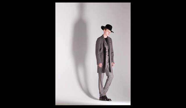 <strong>伊勢丹新宿店メンズ館3階＝インターナショナルデザイナーズ</strong>　Dior Homme　コート26万2500円、ジャケット26万2500円、ニット9万7650円、パンツ7万4450円、ハット4万6200円、ブーツ11万5500円