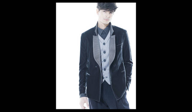 <strong>伊勢丹新宿店メンズ館3階＝インターナショナルデザイナーズ</strong>　Giorgio Armani　ジャケット29万4000円、ベスト11万5500円、シャツ7万1400円