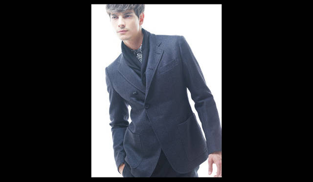 <strong>伊勢丹新宿店メンズ館3階＝インターナショナルデザイナーズ</strong>　Alexander McQueen　ジャケット10万5000円、ニット10万5000円、シャツ8万4000円、パンツ7万1400円