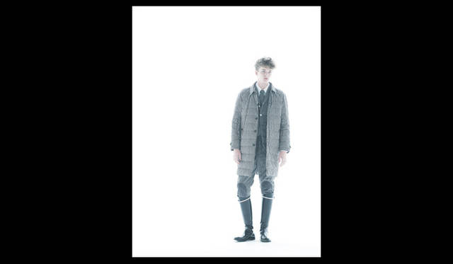 <strong>伊勢丹新宿店メンズ館3階＝インターナショナルデザイナーズ</strong>　Moncler Gamme Bleu　コート35万1750円、ダウンシャツ8万4000円、ネクタイ2万2050円、ブーツ18万9000円