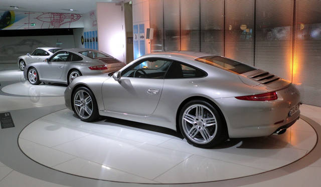<strong>Porsche 911｜ポルシェ 911 『911スニークプレビュー』現地レポート</strong>　手前から991、997、そして空冷最後の993型の歴代911。