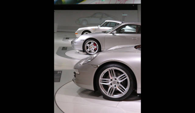 <strong>Porsche 911｜ポルシェ 911 『911スニークプレビュー』現地レポート</strong>　991型は997型にたいし、フロントのオーバーハング が20mm短縮された。