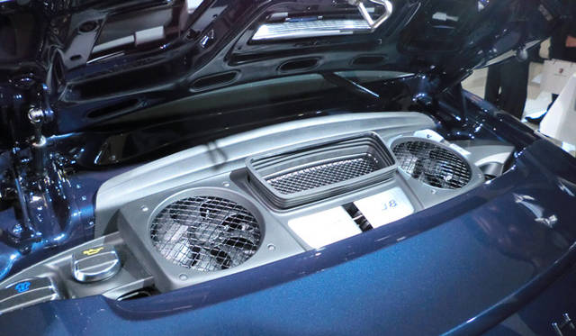 <strong>Porsche 911｜ポルシェ 911 『911スニークプレビュー』現地レポート</strong>　開口部が小さくなった新型のエンジン・リッド。エア取りいれ用のインテークやエンジンルーム冷却用のファン、日常のメンテナンスのためのオイルや冷却水の注入口が見えるのみで、もはやエンジン本体を目にすることはできない。