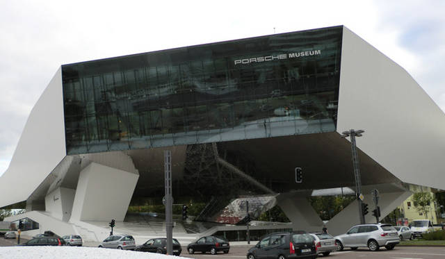<strong>Porsche 911｜ポルシェ 911 『911スニークプレビュー』現地レポート</strong>　本社工場正門の正面に交差点”ポルシェ・プラッツ”を 挟んで位置する、2009年1月にオープンの新博物館。