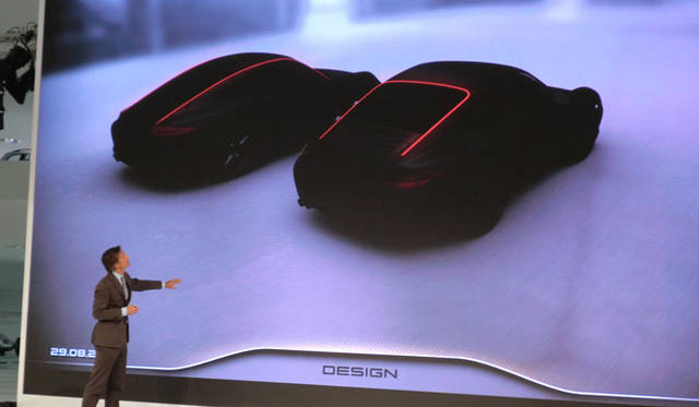 <strong>Porsche 911｜ポルシェ 911 『911スニークプレビュー』現地レポート</strong>　ゲート部分の分割線が明確だった従来型にたいし、新型では Aピラーからルーフサイドを経由してテールエンドへとつづくラインを強調。