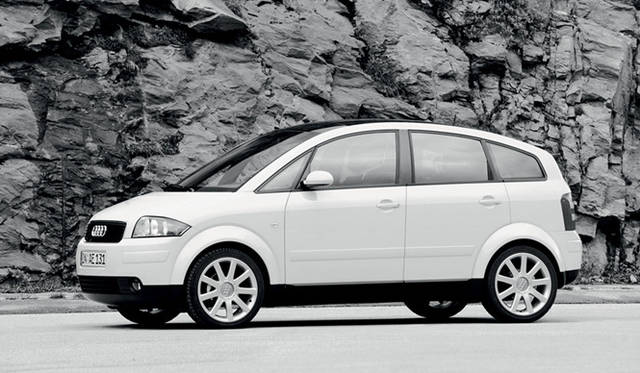 <strong>Audi A2│アウディ A2</strong>　当時では、先進技術だったオールアルミのボディをもっていた。もっとも軽量な1.2リッターエンジンモデルで、895kgを誇った。