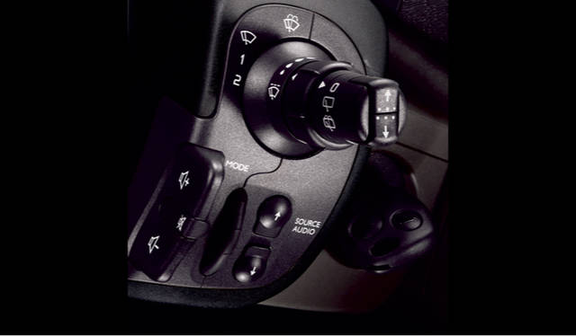 <strong>RENAULT KANGOO│ルノー カングー</strong>　ステアリング右手側にオーディオを操作するサテライトスイッチを装備。