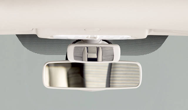 <strong>RENAULT KANGOO│ルノー カングー</strong>　運転席から、後席を簡単に見ることができるチャイルドミラー。