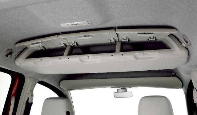 <strong>RENAULT KANGOO│ルノー カングー</strong>あ<strong>RENAULT KANGOO│ルノー カングー</strong>　3連式オーバーヘッドボックス。ボックス容量24.4リットル。内部は区切りのない横長の空間で、長いものの収納が可能。