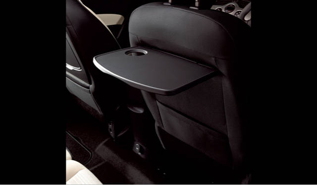 <strong>RENAULT KANGOO│ルノー カングー</strong>　運転席／助手席の背面に、カップホルダーつきテーブルとポケットを装備。