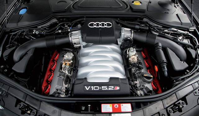 <strong>Audi S8｜アウディ S8</strong>　先代に搭載されていた5.2リッターV型10気筒エンジン。