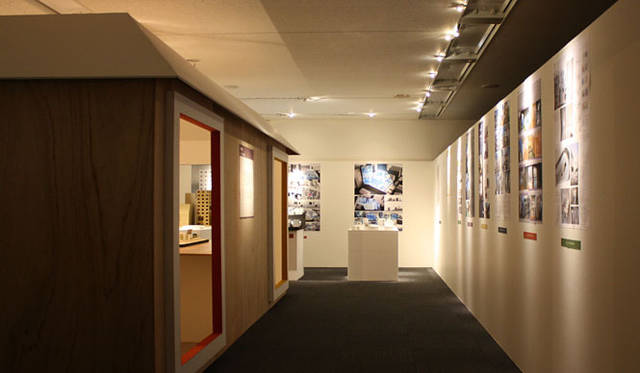 <strong>特集｜OPENERS的ニッポンの若手建築家 PARTII　南後由和</strong>　「デザイナーズ集合住宅の過去・現在・未来」展（2010） Photo by Yuki Hyakuda