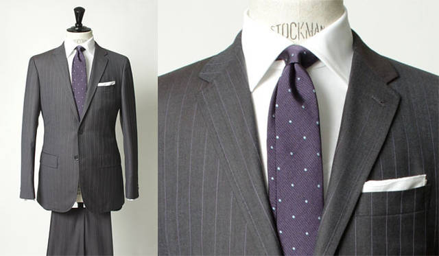 <strong>united arrows green label relaxing｜グリーンレーベル リラクシング</strong>　「REDA×グリーンレーベル リラクシング」のエクスクルーシブ「VALLEMOSSO」シリーズ<br>カラードストライプ柄のスーツはラペルデザインが特徴。60年代のスーチングを意識したラペル幅の狭いクローバーラペルを採用し、6.5センチタイとも好相性。シャツはアルビニ社別注のロイヤルオックス生地を使用。スーツ3万9900円（ジャケット2万7300円、トラウザーズ1万2600円）、シャツ8925円、チーフ2940円（すべてグリーンレーベル リラクシング）、ネクタイ7980円（アンジェロ ディ コモ）