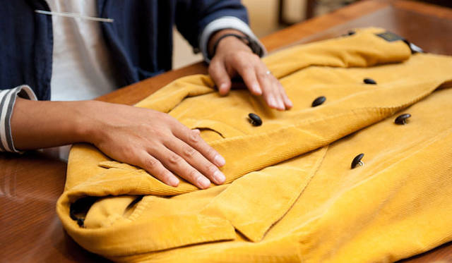 <strong>TOMORROWLAND｜トゥモローランド</strong>　PIOMBO コーデュロイダブルブレストジャケット7万6650円（トゥモローランド）