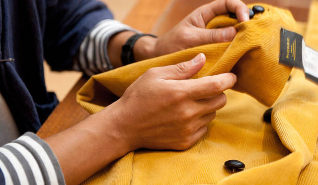 <strong>TOMORROWLAND｜トゥモローランド</strong>　PIOMBO コーデュロイダブルブレストジャケット7万6650円（トゥモローランド）