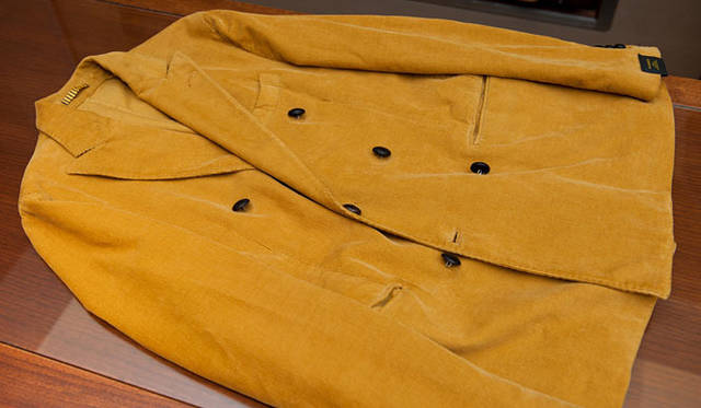 <strong>TOMORROWLAND｜トゥモローランド</strong>　PIOMBO コーデュロイダブルブレストジャケット7万6650円（トゥモローランド）