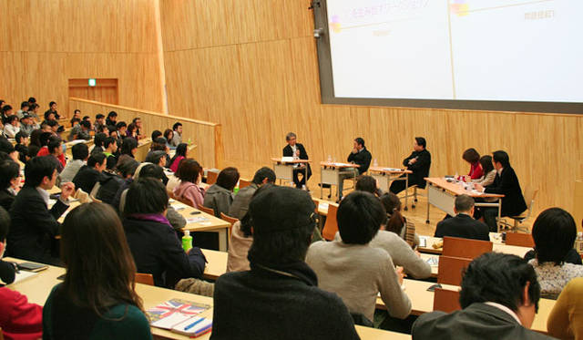 <strong>特集｜OPENERS的ニッポンの若手建築家 PARTII　南後由和</strong>　建築の際・第4回「振舞の際」（2009） 山本理顕×野田秀樹×山内祐平