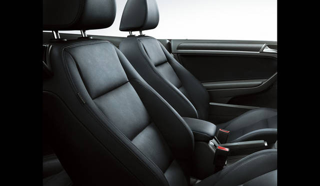 <strong>Volkswagen Golf Cabriolet｜フォルクスワーゲン ゴルフ カブリオレ</strong>　シートカラー／ブラック