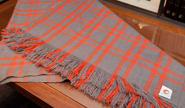 <strong>TOMORROWLAND｜トゥモローランド</strong>　ドゥニ コロン  カシミアストールブランケット8万1900円（トゥモローランド）