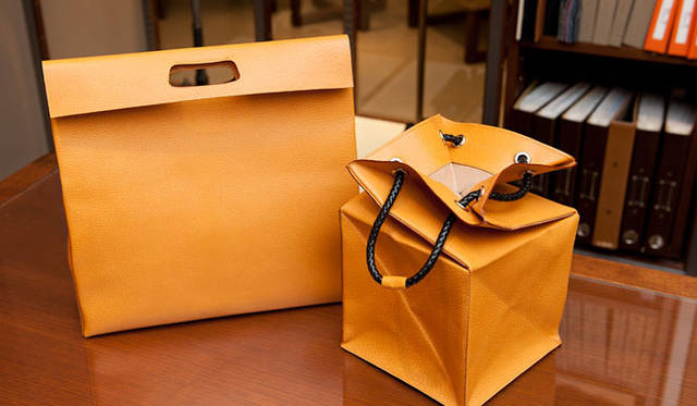 <strong>TOMORROWLAND｜トゥモローランド</strong>　ペギー ユンキン チンギャーレバッグ5万7750円、チンギャーレバッグ8万9250円（トゥモローランド）