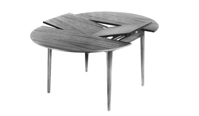 <strong>BoConcept｜ボーコンセプト</strong>　1952年 伸張天板をくわえることで、ダイニングテーブルがまったくあたらしい機能的なインテリアとして生まれ変わった。