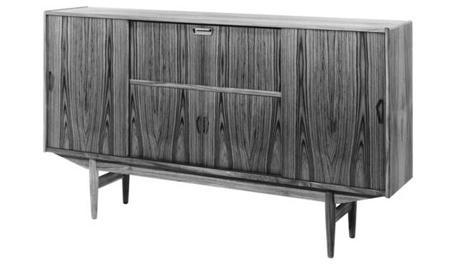 <strong>BoConcept｜ボーコンセプト</strong>　1952年 フォーマルなダイニングキャビネットは、プロポーションも美しく、機能的。