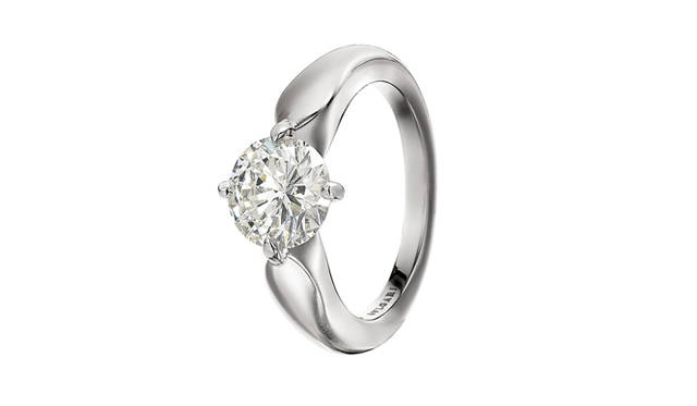 <strong>BVLGARI｜ブルガリ</strong>　婚約の証としてダイヤモンドを贈る伝統発祥の地とされる“水の都”べネチアへのオマージュとして誕生した。デディカータ・ア・ヴェネチア_トルチェッロ(エンゲージメントリング）