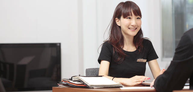 <strong>BoConcept｜ボーコンセプト</strong>　靏田有紀さんは、一戸建てやマンション、モデルルームなど現場でのアドバイスも担当する“ホームコンシェルジュ”も務める。