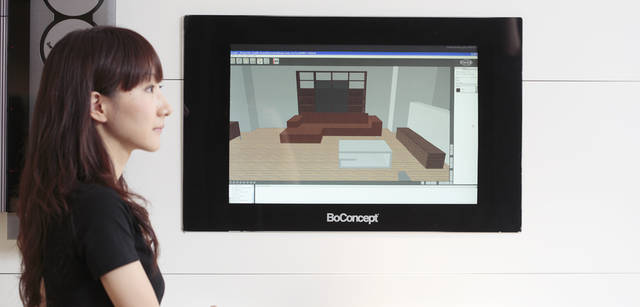 <strong>BoConcept｜ボーコンセプト</strong>　画像はプリントアウトして、持ち帰り、家族で検討することもできて、生地やオプションまでインプットすれば見積もりも発行してくれる。