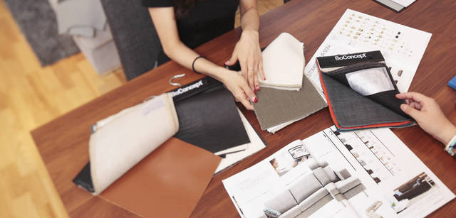 <strong>BoConcept｜ボーコンセプト</strong>　カバーリングの生地見本から、レザーかファブリックかをチョイス。
