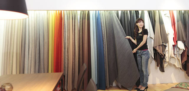 <strong>BoConcept｜ボーコンセプト</strong>　とても参考になる大きなカバーリング見本。