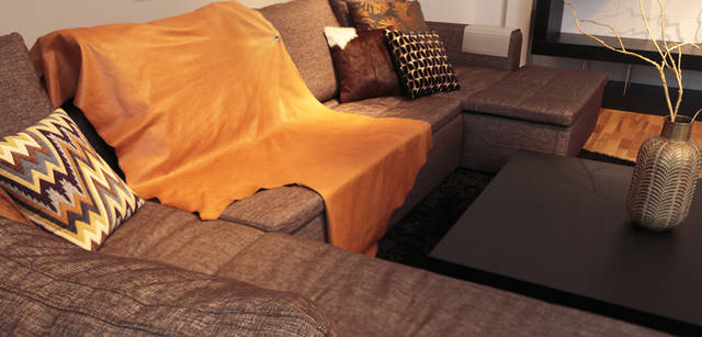 <strong>BoConcept｜ボーコンセプト</strong>　購入予定ソファに、大きな見本をかぶせてみる。