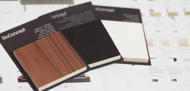 <strong>BoConcept｜ボーコンセプト</strong>　脚素材見本。木目でもカラーがセレクトできる。