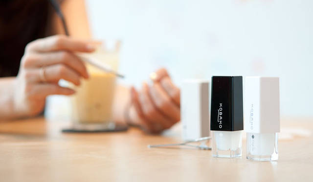 <strong>KOBAKO｜KOBAKO nails</strong>　手前は、「ルースキューティクルケアライン」の「キューティクルリムーバー」（黒）と「キューティクルエッセンス」（白）