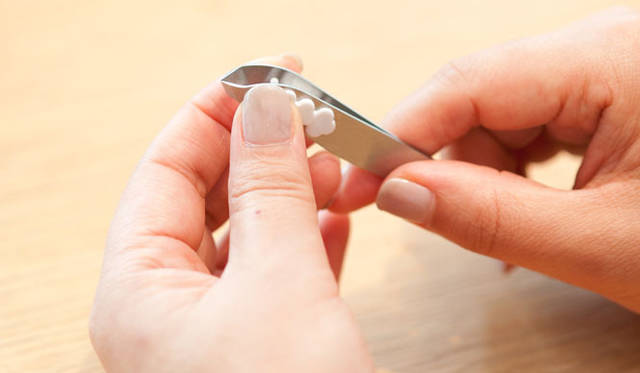 <strong>KOBAKO｜KOBAKO nails</strong>　硬くなった角質やささくれを簡単につまみとるために開発されたピンセット型の「コンパクトニッパー」1890円