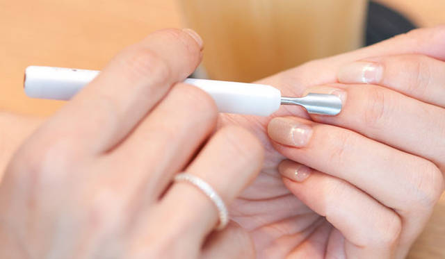 <strong>KOBAKO｜KOBAKO nails</strong>　ルースキューティクルスキンと甘皮をやさしく押し上げるために使用する「キューティクルプッシャー」1890円