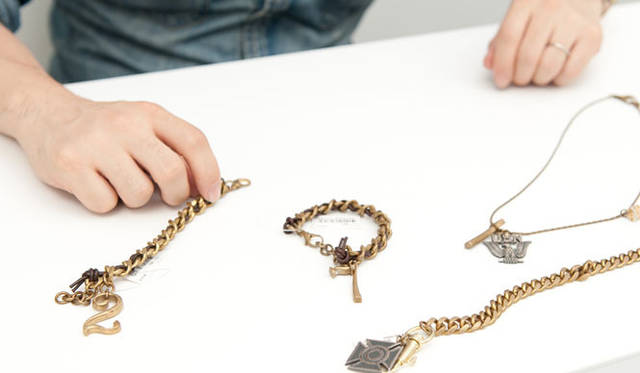 <strong>BARNEYS NEW YORK｜バーニーズ　ニューヨーク</strong>　JOHNNY FROST FOR BARNEYS NEW YORK ネックレス3万4650円、ブレスレット各1万9950円、ウォレットチェーン3万7800円（バーニーズ　ニューヨーク）