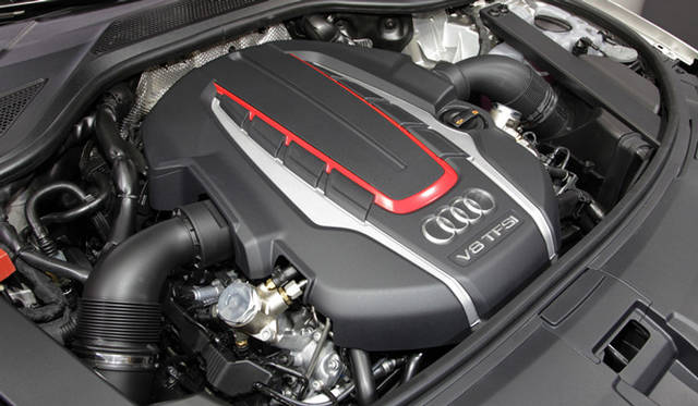 S6、S7、S8の3モデルはおなじエンジンが搭載するが、なかでもS8は最高出力382kW（527ps）、最大トルク650Nmを誇る、サルーンとしてはまさに常識はずれのハイパフォーマンスのモデル。