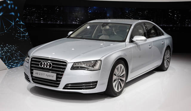 <strong>“The Look Ahead”─Audi Urban Future Summit ＆ IAA Preview</strong>　こちらも今回がワールドプレミアとなるA8の新ラインナップ「A8 2.0 T ハイブリッド」。180kW(245hp)、480Nmを誇りながら、CO2排出量148g/kmを記録した。