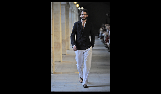 <strong>HERMÈS｜エルメス</strong>　©Jean-François JOSÉ　今季はしなやかでありながら、構築的なラインが強調されたコレクションとなった。また素材の洗練や色の強さも、春夏らしさを醸し出していた。ラインはスーツをはじめ、2ボタンジャケット、ダブルのジャケット、パッチポケットとドローストリングバックのジャケットなど。カラーはネイビー、 ユサールブルー、ブラック、ホワイト、クレイ、オークル、タイルなど。ショーツやバミューダといった、季節感あるアイテムも多く登場した。