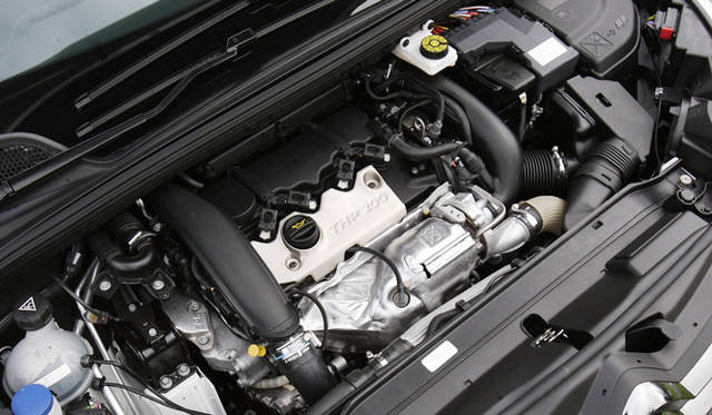 <strong>CITROEN DS4｜シトロエン DS4</strong>　Sport ChicにはChicと同排気量だが、最高出力147kW（200ps）/5,800rpm、最大トルク275Nm/1,700rpmを発揮するエンジンが積まれる。