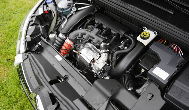 <strong>CITROEN DS4｜シトロエン DS4</strong>　Chicに搭載される1.6リッターツインスクロールターボエンジン。