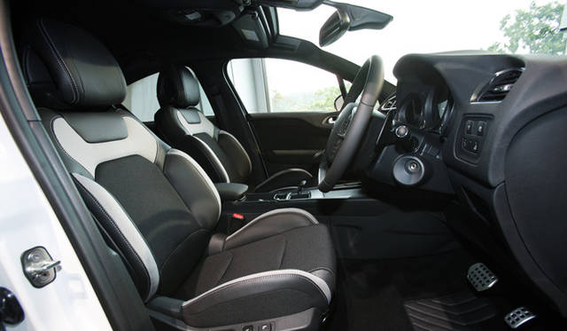 <strong>CITROEN DS4｜シトロエン DS4</strong>　Chic