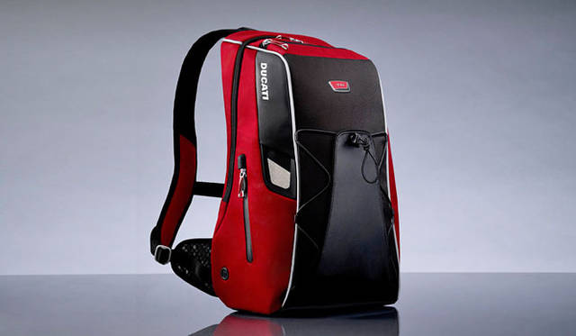 <strong>TUMI｜トゥミ</strong>　「TUMI×DUCATI」　「タンク」ミディアム・バックパック3万3600円