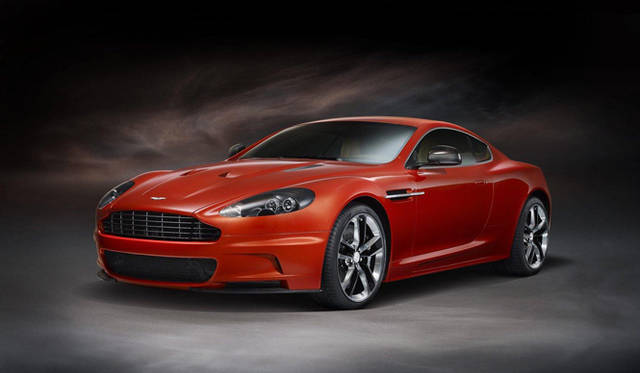 <strong>Aston Martin DBS Carbon Edition｜アストンマーティン DBS カーボンエディション</strong>　2009年に誕生した「DBS カーボンブラック」を受けて、このたび誕生した「DBS カーボンエディション」は、「フレームオレンジ」「セラミックグレー」「カーボンブラック」の3色のボディカラーを用意。カーボンファイバー多用し、専用装備を身につけた特別仕様車。写真はフレームオレンジを纏ったクーペモデル。