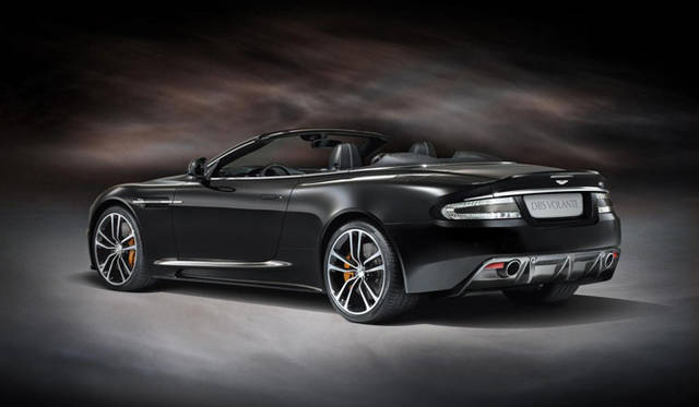 <strong>Aston Martin DBS Carbon Edition｜アストンマーティン DBS カーボンエディション</strong>　こちらはセラミックグレーのヴォランテ（オープン）モデル。アストンマーティン車は、25時間かけ7層にもわたり、職人がみずからの手でボディを染めている。専用の10スポークのホイールは、オプションでブラックに仕上げることが可能。キャリパーは通常ブラックだが、オプションでイエロー、オレンジ、レッド、グレーから選択することができる。