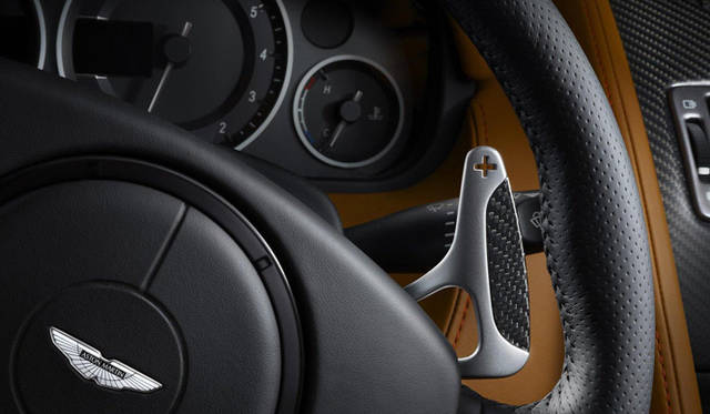 <strong>Aston Martin DBS Carbon Edition｜アストンマーティン DBS カーボンエディション</strong>　細かな部分ではあるが、パドルシフトの一部にもカーボンファイバーを採用。