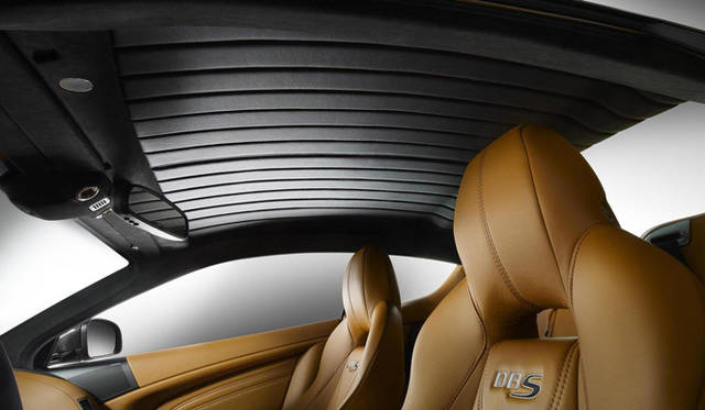 <strong>Aston Martin DBS Carbon Edition｜アストンマーティン DBS カーボンエディション</strong>　ヘッドライニングにはキルト加工がほどこされている。