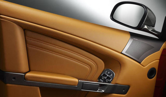 <strong>Aston Martin DBS Carbon Edition｜アストンマーティン DBS カーボンエディション</strong>