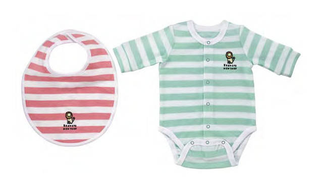 <strong>BARNEYS NEW YORK｜バーニーズ　ニューヨーク</strong>　バーニーズ　ニューヨーク福岡店 オープン記念アイテム<br>「BARNEYS NEW YORK BABY」スタイ1890円、ロンパース3990円